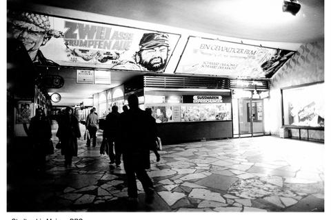 Das Passagen-Foyer des 1957 eröffneten Residenz/Prinzess-Kinos um 1981; gut zu erkennen der charakteristische, legendäre Steinkachelboden. Archivfoto: Klaus Benz/Stadtarchiv
