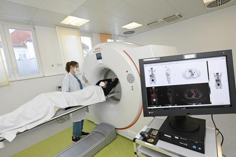 Der neue PET/CT-Scanner an der Nuklearmedizin der Universitätsmedizin Mainz. Die Medizinisch-Technische Radiologieassistent Ann Kathrin Dötsch und Probandin Gizem Duran simulieren den Betrieb. 