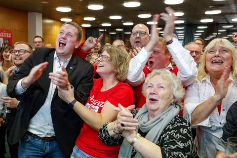Großer Jubel herrschte am Sonntagabend bei den SPD-Anhängern. Doch die Genossen waren nicht die Einzigen im Rathaus, die sich freuten.  Foto: Sascha Kopp 