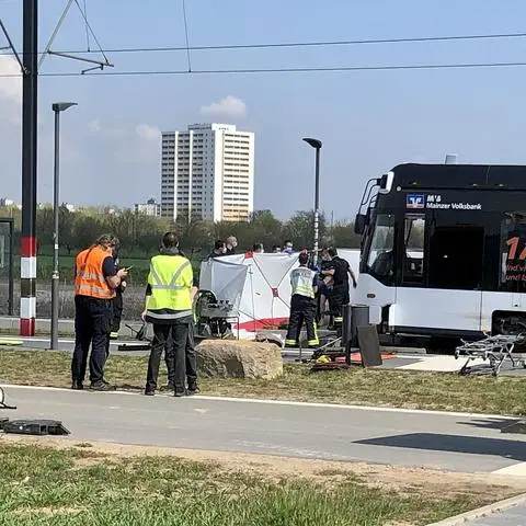 Der Unfallort nahe der Hochschule Mainz. Eine Straßenbahn und ein Fahrradfahrer waren zusammengestoßen.