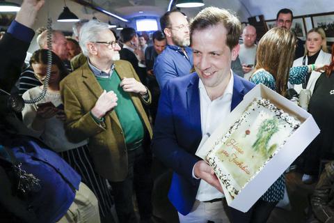 Bei der Wahlparty von Nino Haase im Eisgrub wurde ihm von seinen Anhängern auch eine Torte überreicht. Weinhaus Bluhm-Wirtin Murielle Stadelmann hatte einen Hasen auf das süße Gebäck gezeichnet; außerdem zierte den Kuchen der Spruch: „Haase goes Fuchsbau”.  