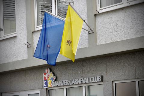 Der MCC hat die rote und weiße Flagge entfernt und hält die Farben der Ukraine hoch.  Foto: Sascha Kopp 