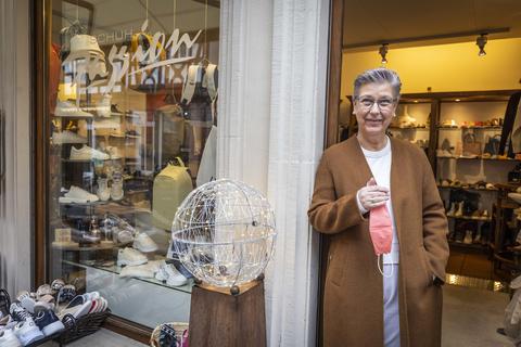 Annette Plachetka, Vorsitzende der Mainzer Werbegemeinschaft und Inhaberin von „Schuh Passion“, freut sich über die Lockerungen, will aber selbst weiter Maske tragen.  Foto: Tim Würz