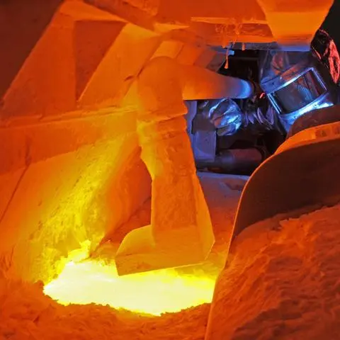 Die Schott AG mit Sitz in Mainz betreibt ihre Schmelzwannen mit Gas. Für die Glasschmelze werden Temperaturen von rund 1700 Grad Celsius benötigt, die in Zukunft laut Stadt nur über Wasserstoff generiert werden könnten.