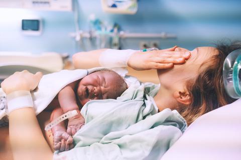 Tränen nach der Geburt sind nicht ungewöhnlich. Bei vielen Frauen fließen sie aber nicht nur aus Freude über ihren Nachwuchs, sondern weil sie von Gewalterfahrungen bei der Geburt traumatisiert sind.