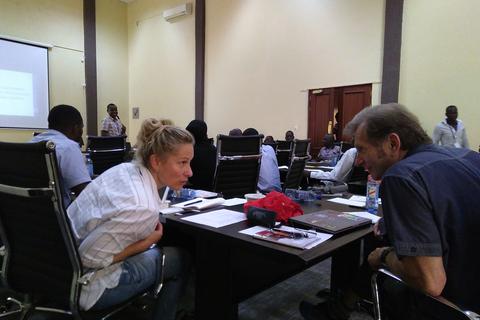 Gerhard Trabert und Heidi Jelic während des Kinderrechte-Workshops in Kisumu. Foto: Trabert