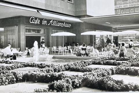Die Café-Terrasse in den 60ern.  Fotos: Sammlung Michael Bermeitinger 