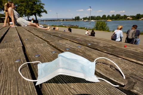 Am Rheinufer gilt ab 2. Juni keine Maskenpflicht mehr.  Foto: Sascha Kopp / VRM Bild