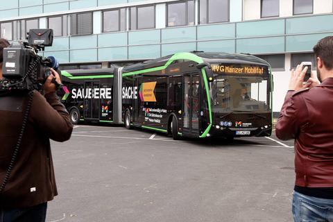 10,4 Millionen Euro aus dem 50 Millionen-Euro-Paket sollen in die Anschaffung von 23 neuen E-Bussen fließen.  Archivfoto: hbz/Jörg Henkel