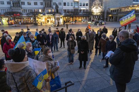 Mehrere Mainzer Parteien haben zur Mahnwache für Frieden in der Ukraine aufgerufen. Foto: hbz/Stefan Sämmer 
