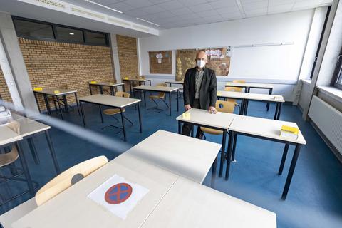 Gerhard Reuther, Leiter der BBS 3, in einem der Räume, in denen derzeit Prüfungen geschrieben werden. Foto: Sascha Kopp