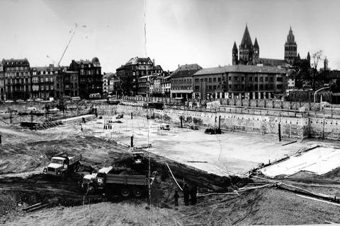 Die Baugrube im Jahr 1971. Die Arbeiten fürs Brandzentrum hinterm Eisenturm haben noch nicht begonnen. Foto: VRM-Archiv Klaus Benz