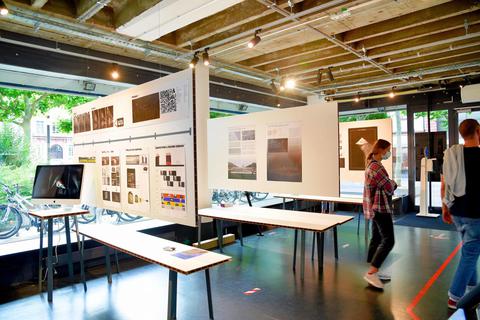 Die Jury-Ergebnisse zum Studentenprojekt „Blinde Flecken – Tatorte des Nationalsozialismus in Mainz“ wurden im Lux-Pavillon der Hochschule präsentiert. Die öffentliche Ausstellung wird im Herbstzu sehen sein. Foto: hbz/Kristina Schäfer