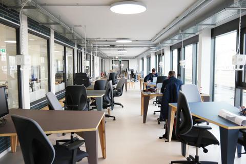 So sieht Coworking aus: Jeder hat einen Schreibtisch-Platz – Drucker und Meetingräume werden gemeinsam genutzt. Foto: Synthro  Foto: Synthro