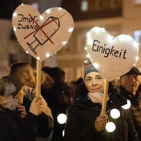 Zu zahlreichen Demonstrationen in Deutschland kam es, als im Bundestag über eine allgemeine Corona-Impfpflicht debattiert wird. EIn Entwurf scheitert im April 2022 deutlich.