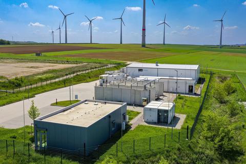 Im Energiepark in Hechtsheim wird seit 2015 Wasserstoff produziert – allerdings nicht mit dem Strom der Windräder, die direkt in der Nachbarschaft stehen. Foto: Sascha Kopp