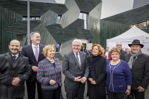 Bundespräsident Frank-Walter Steinmeier mit Ministerpräsidentin Malu Dreyer (Mitte) vor der neuen Synagoge in Mainz.