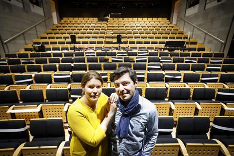 Linda Sommerhage und Mihail Katev vor den leeren Rängen im Kleinen Haus des Staatstheaters. Foto: Sascha Kopp