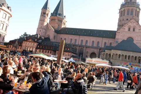 An diesem Wochenende wird wieder der Mantelsonntag in Mainz gefeiert. Archivfoto: hbz/Harald Linnemann 