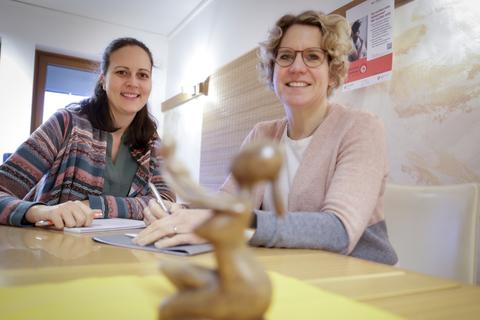 Das Kernteam der Mainzer Hebammenzentrale: Sabrina Eckhard (links) und Miriam Deutsch. Sie vermitteln Hebammen und Familien.