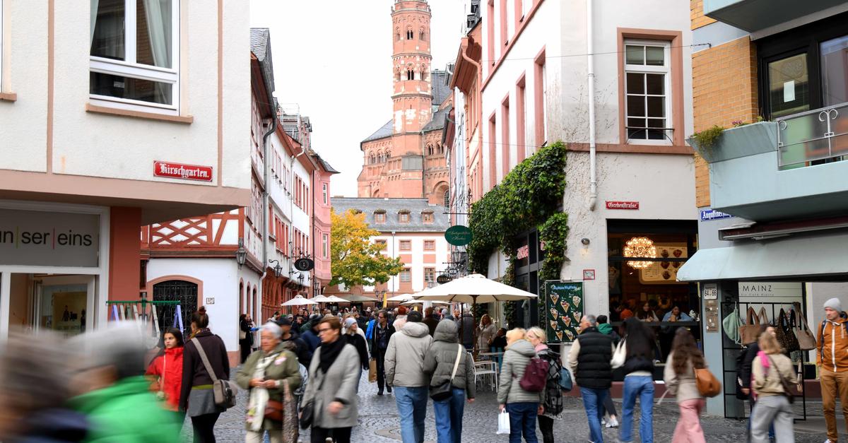 Mantelsonntag und Burgunderfest: Kunstprojekt gestaltet Schaufenster in ...