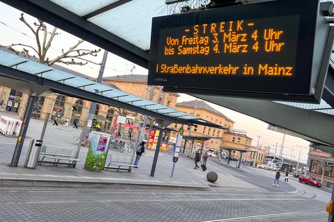 Wer am Freitag Mainz durchqueren will, muss mit Auto, Fahrrad oder Taxi fahren. Bus und Bahn stehen ganztägig still.