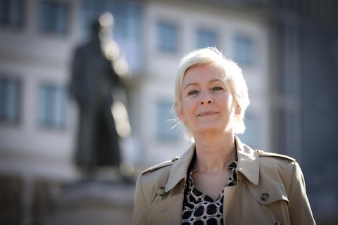 Die Mainzer Stadtschreiberin Dörte Hansen vor dem Gutenberg-Denkmal.