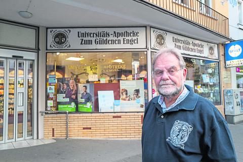 Hans Keller von der Universitäts-Apotheke zum Güldenen Engel in Mainz sucht seit Jahren vergeblich einen Nachfolger.  Foto: hbz/Stefan Sämmer