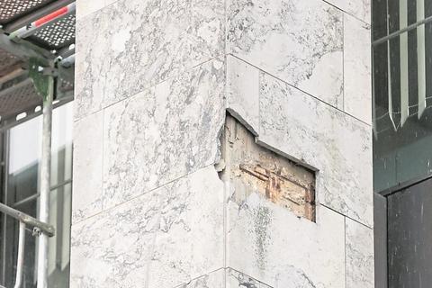 An mehreren Stellen der Rathausfassade sind die Natursteinplatten zerbrochen. Foto: Sascha Kopp