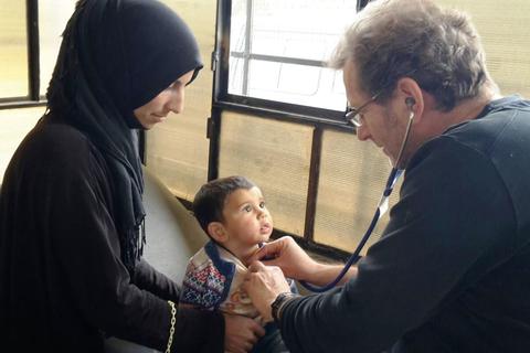 Der Mainzer Arzt Gerhard Trabert vor Ort in Syrien. Foto: Gerhard Trabert