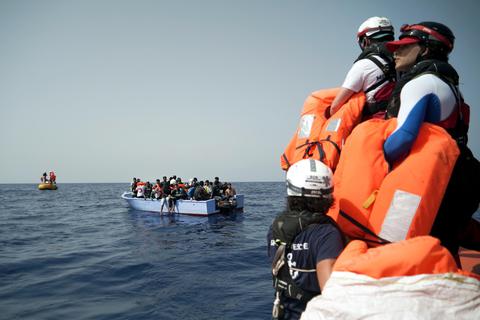 Flüchtlingsrettung im Mittelmeer: In ähnlicher Mission ist wiederholt auch der Mainzer Sozialmediziner und Flüchtlingshelfer Gerhard Trabert unterwegs. Archivoto: dpa 