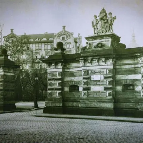 Der Wappenaufsatz mit der Wappenkartusche und der Kaiserkrone sowie den beiden Knaben, hier noch auf dem Mittelteil des „Kaiser-Thors“, wird derzeit nachgebildet.