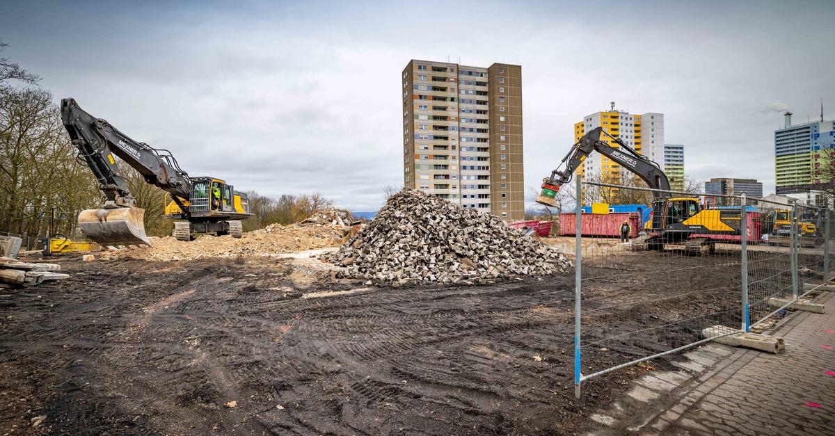 Abriss für die neue Lerchenberger Mitte: Ehemaliges Hotel weicht ...