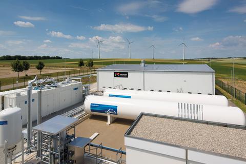 Der Energiepark Mainz, in dem Windenergie in Wasserstoff umgewandelt wird, wurde 2015 eröffnet. Foto: Stadtwerke Mainz 