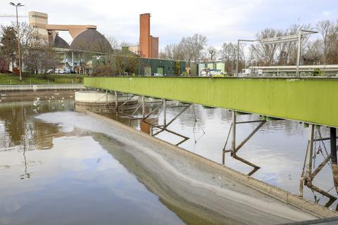 Ab 2022 steigen in Mainz die Beiträge für Niederschlagswasser und die Schmutzwassergebühren. Auf dem Foto: die Kläranlage in Mombach. Foto: Harald Kaster