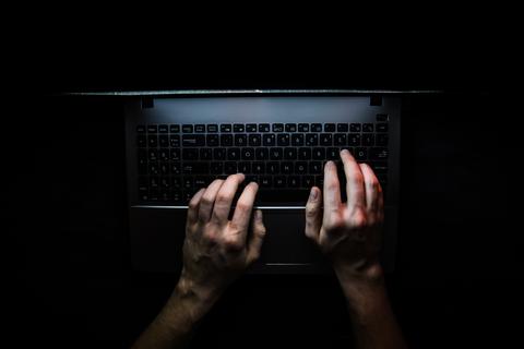 Ein Mann sitzt im Dunkeln vor dem Computer. Foto: cendenced/adobe.stock