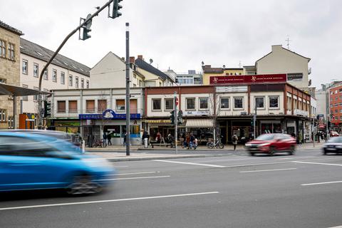 Der Eigentümer des linken Flachbaus am Münsterplatz will sein Gebäude nur sanieren. Damit wäre der Wunsch der Stadt nach einem fünfgeschossigen Neubau als Ersatz für die Flachbauten für die nächsten Jahrzehnte wohl nicht mehr umsetzbar.