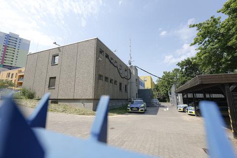 Seit inzwischen über einem halben Jahr ist die Lerchenberger Polizeidienststelle gesperrt. Das Hauptgebäude sowie der Anbau sollen nun umfassend saniert werden. 