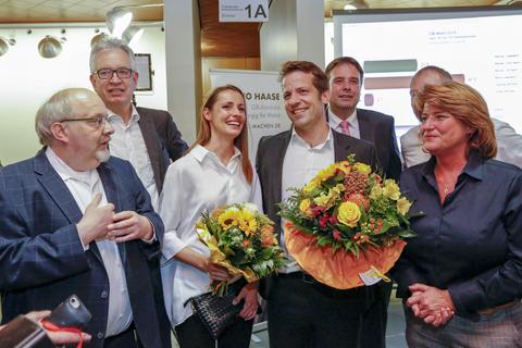 Nino Haase und seine Partnerin Mandy Schönfelder können schon früh mit den Unterstützern Claudius Moseler (ÖDP, links) und Sabine Flegel (CDU, rechts) den Einzug in die Stichwahl feiern. Foto: Harald Kaster