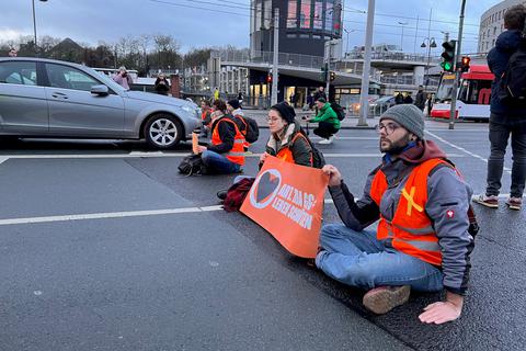 Klimaaktivisten der "Letzten Generation" blockieren den Verkehr auf der Binger Straße in Mainz.