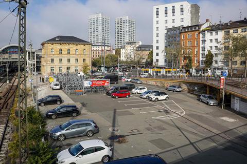 Auf dem Parkplatz an der Alicenbrücke am Hauptbahnhof stehen 150 Stellplätze zur Verfügung. Foto: Harald Kaster