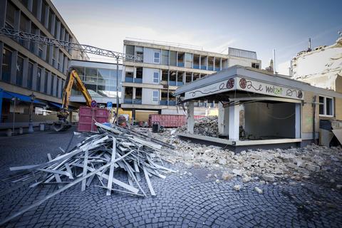 Die Abrissarbeiten in der Fuststraße laufen, sollen in 2023 auf das ehemalige Karstadt-Hauptgebäude ausgeweitet werden.                 Foto: Sascha Kopp