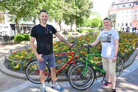 Die beiden Freunde aus Wiesbaden und Mainz wollen mit ihren Fahrrädern um die halbe Welt bis nach Neuseeland fahren: Pascal Eckert (links) und Sascha Böhme bereiten sich auf ihre Reise vor.