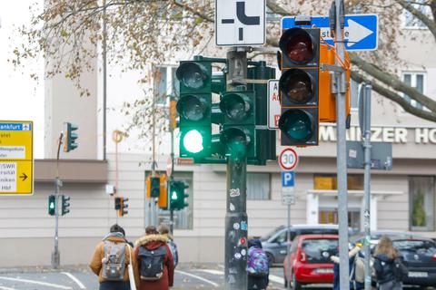 Die Ampeln an der Kreuzung von Kaiserstraße und Rheinallee wurden bereits ausgetauscht. Weitere Anlagen in Mainz folgen. Foto: Harald Kaster