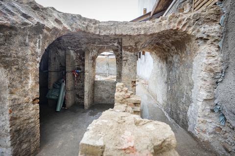 Bei den Bauarbeiten an der Lu ist man auf dem Bischofsplatz auf einen barocken Keller gestoßen. 