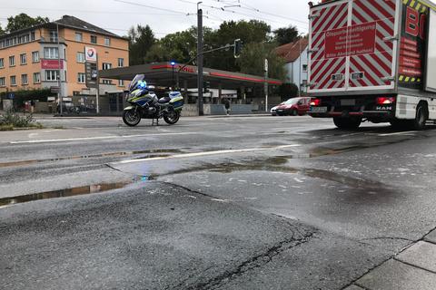 Wegen eines umgekippten Eimers Spezialfarbe musste die Binger Straße gereinigt werden. Foto: Polizei Mainz