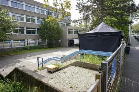Einige Schilder, die auf das Impfzentrum hinwiesen, sind bereits abmontiert. Doch der Betrieb läuft noch mindestens bis Ende des Jahres weiter.      Foto: Sascha Kopp