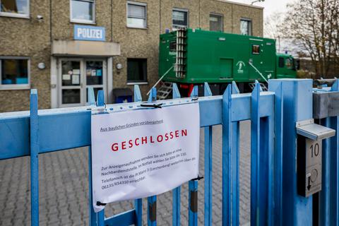 Vor dem bis auf Weiteres geschlossenen Dienstgebäude der Polizeiinspektion Mainz 3 auf dem Lerchenberg wurde übergangsweise ein Funktionswagen der Taucherstaffel installiert. Er ist rund um die Uhr besetzt.