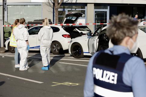 Nach der Messerattacke sicherten Ermittler der Polizei im Bereich des Tatortes am Alicenplatz Spuren.