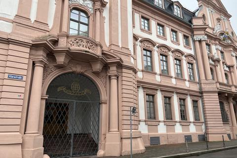 Der Dalberger Hof, das frühere Polizeipräsidium in der Mainzer Altstadt. Er wurde im Krieg mehrfach getroffen und schwer beschädigt, und es dauerte nach dem Krieg viele Jahre, bis das Präsidium wieder voll in Betrieb war. 